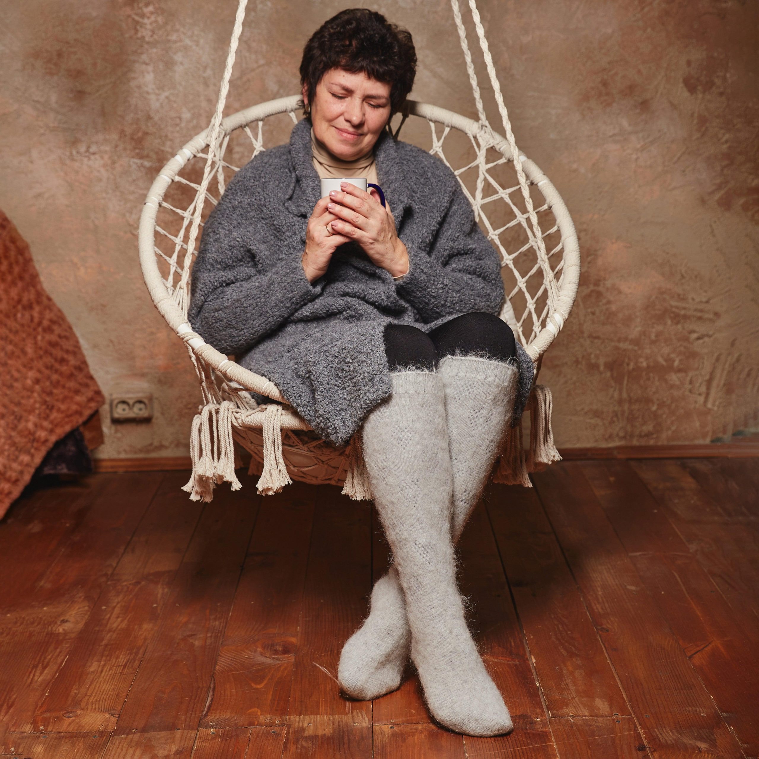 Woman-grey-knee-high-socks.jpg