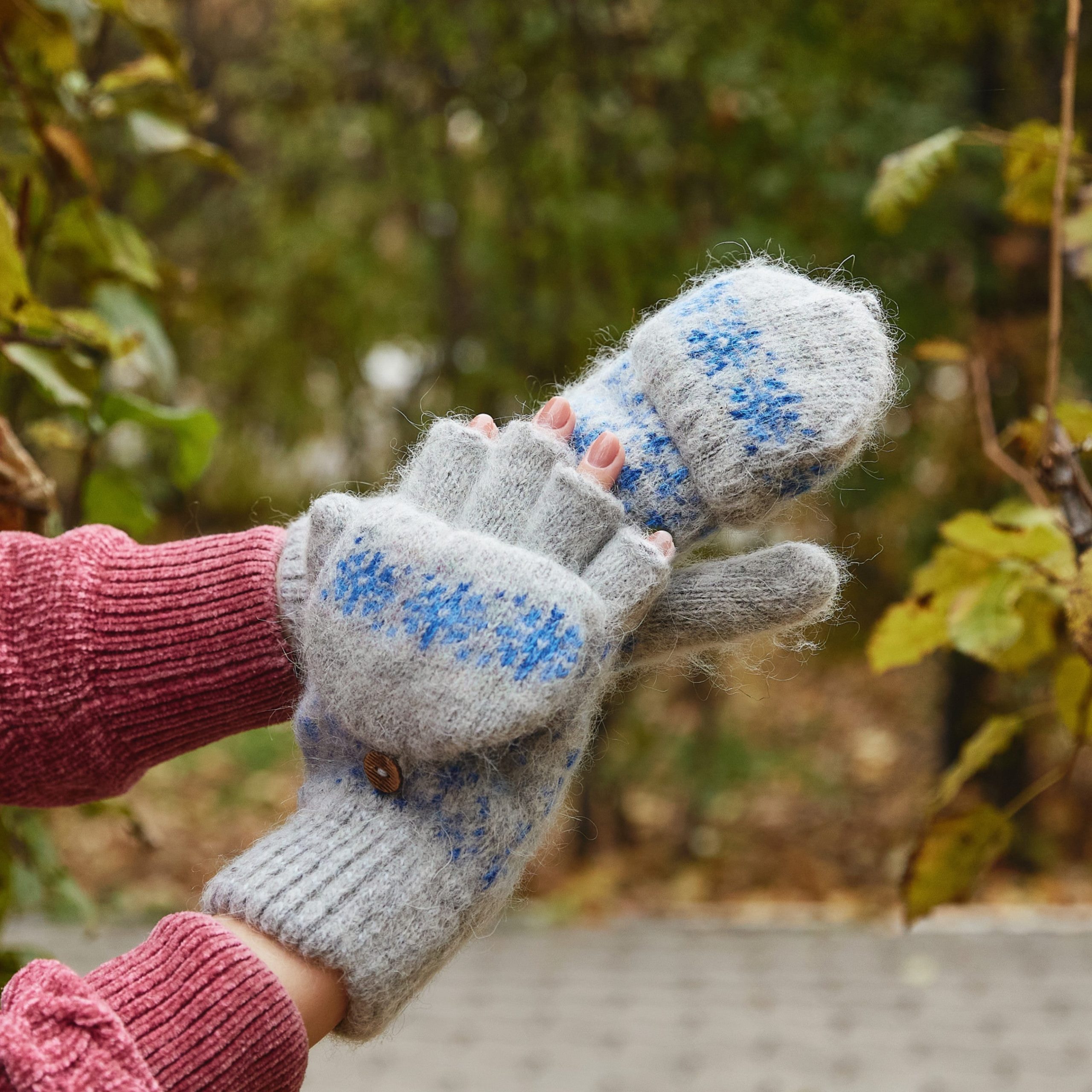sm-image-04cf444bfffde1eaaf8f84c6 Women's Blue Blizzard Goat Wool Mitten Gloves