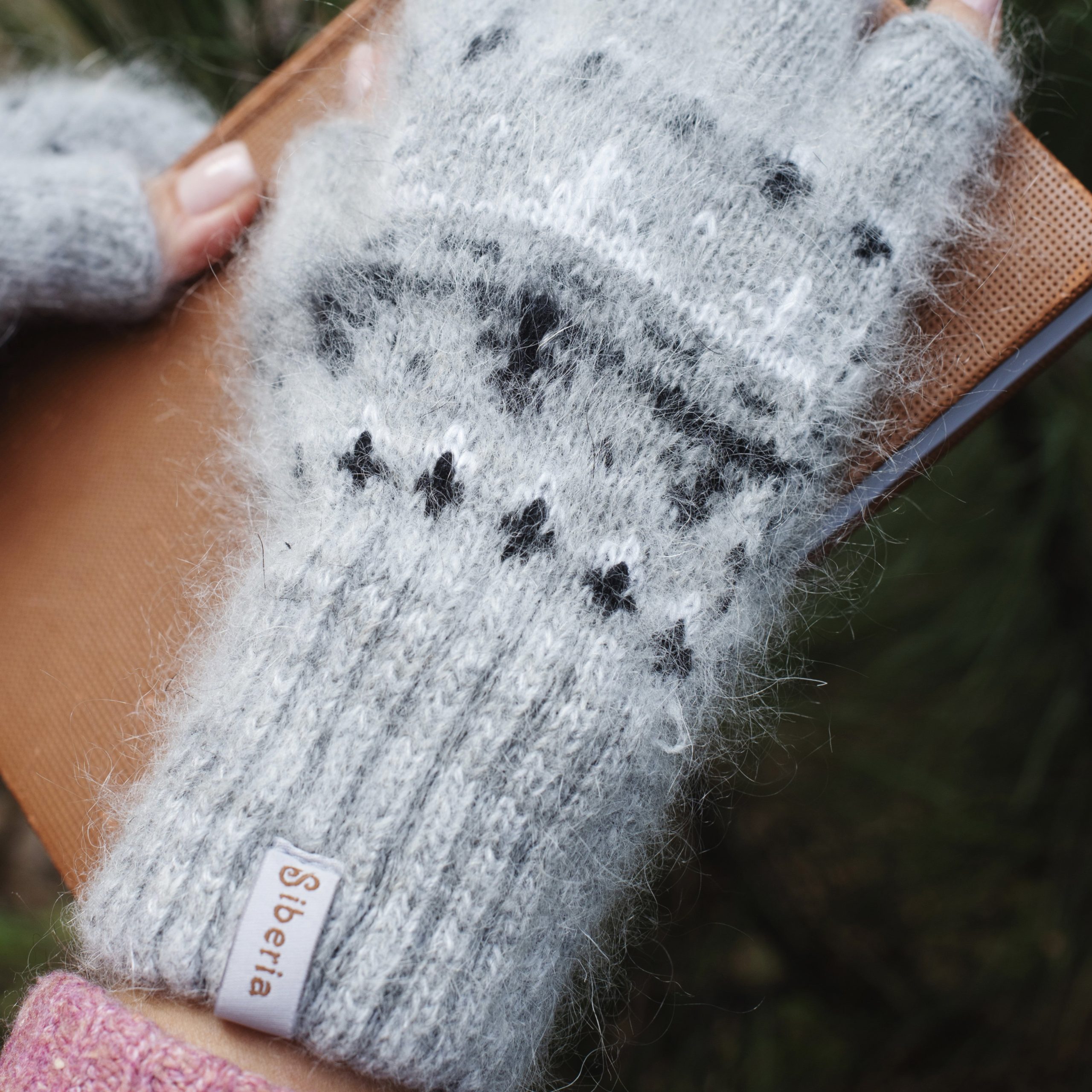 sm-image-203ee78a049daa9bfeae3fd7 Women's Forest Reflection Goat Wool Fingerless Gloves