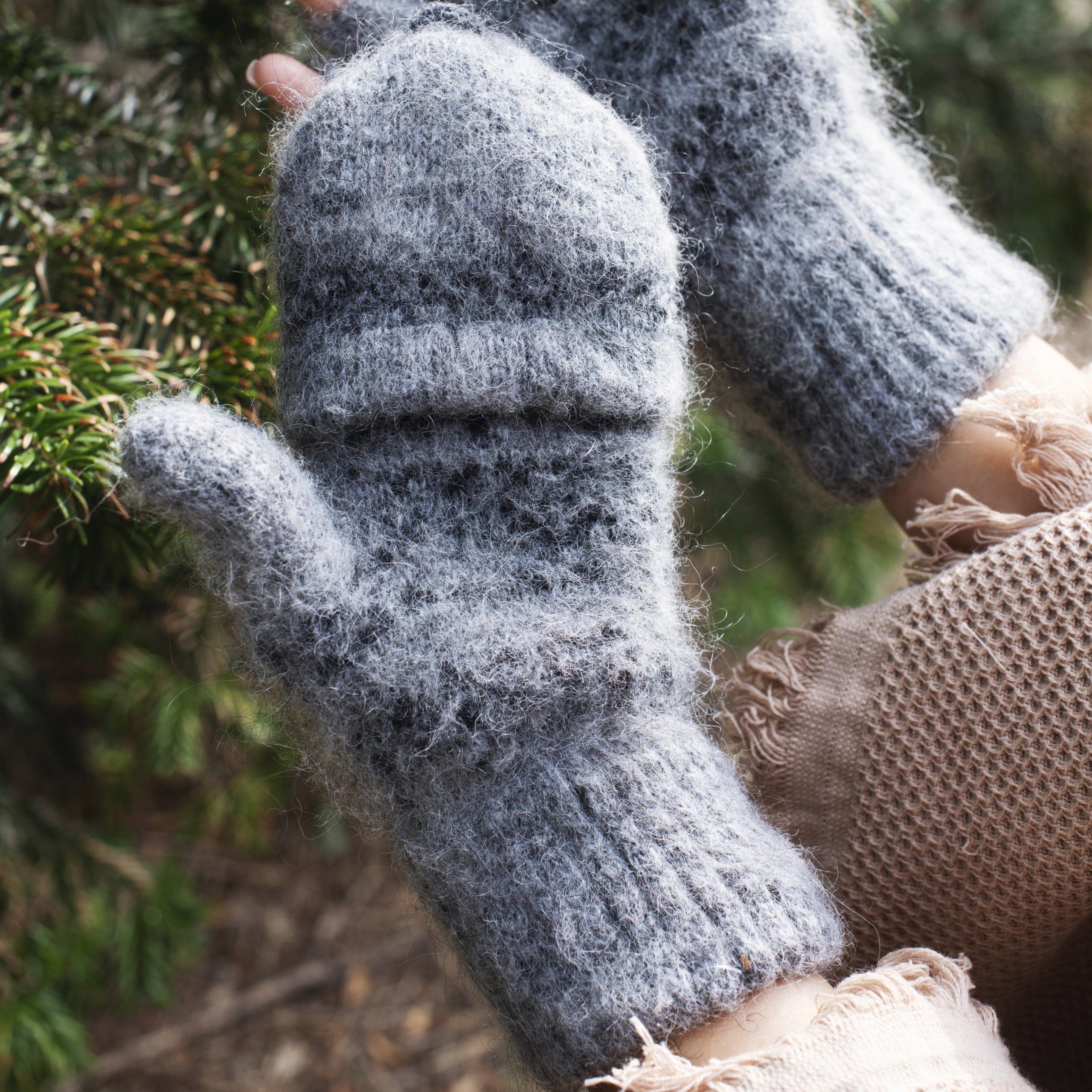 sm-image-27dabd0250b98a132cf06f23 Women's Midnight Veil Goat Wool Mitten Gloves