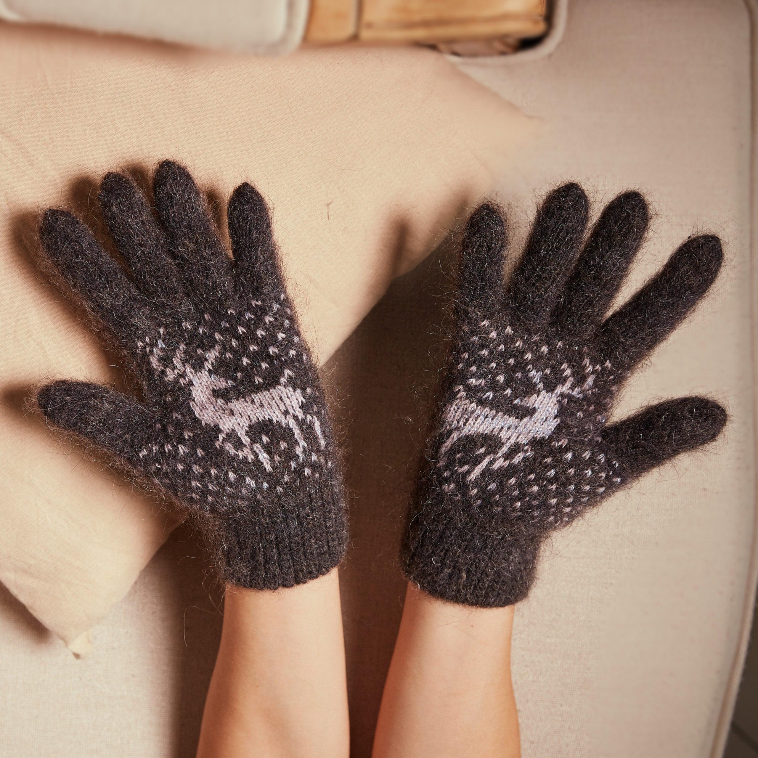 sm-image-4a6b0635676bd3be268dc297 Women's Snow Stag Goat Wool Gloves