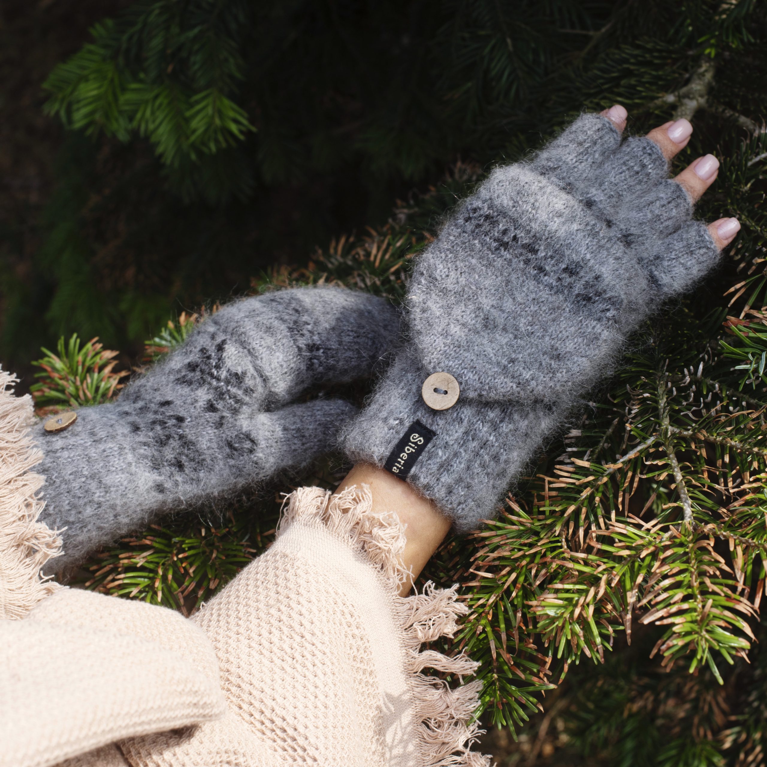 sm-image-4c554c018b55d9c9706d013b Women's Midnight Veil Goat Wool Mitten Gloves