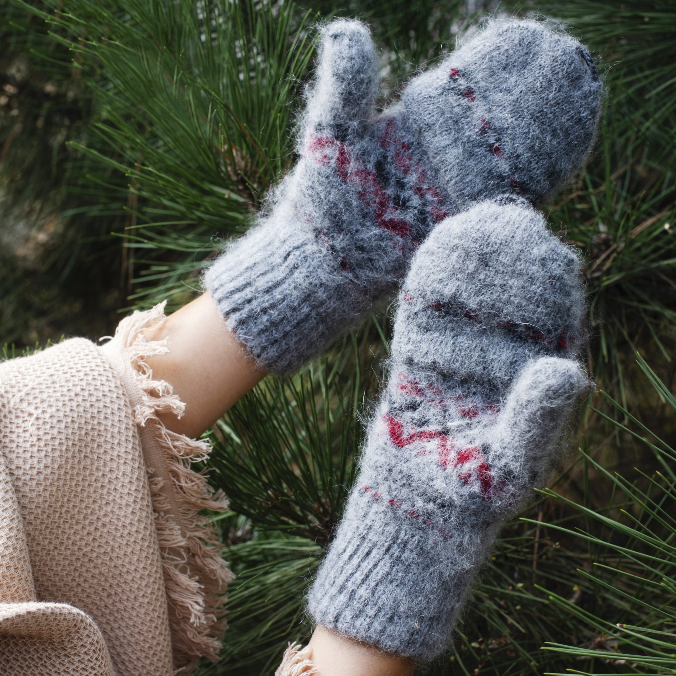sm-image-4f073790e76c74b6c4d7fb25 Women's Geometric Charm Goat Wool Mitten Gloves