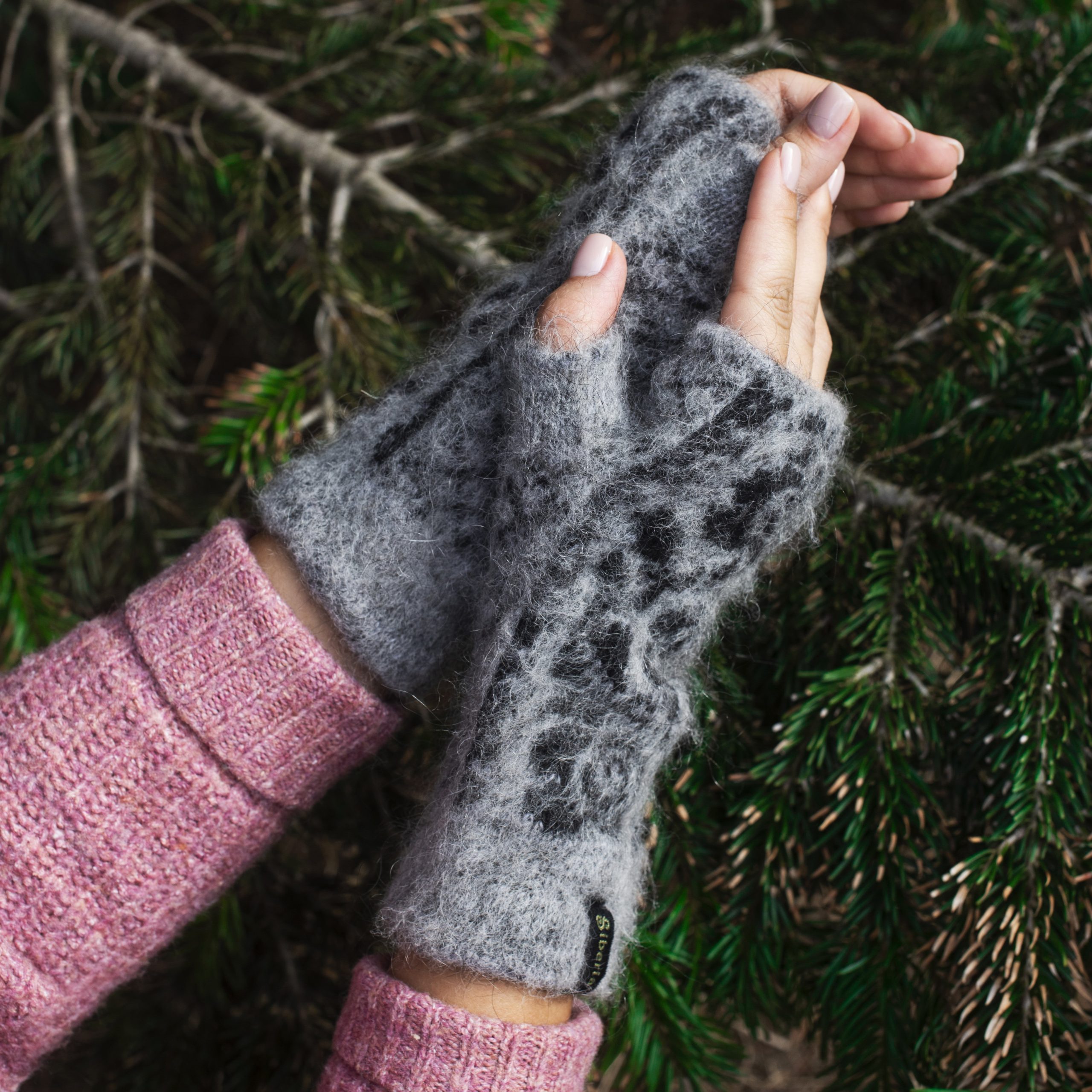 sm-image-6aa8036786f5e48bdc9f40a9 Women's Midnight Bloom Goat Wool Fingerless Gloves