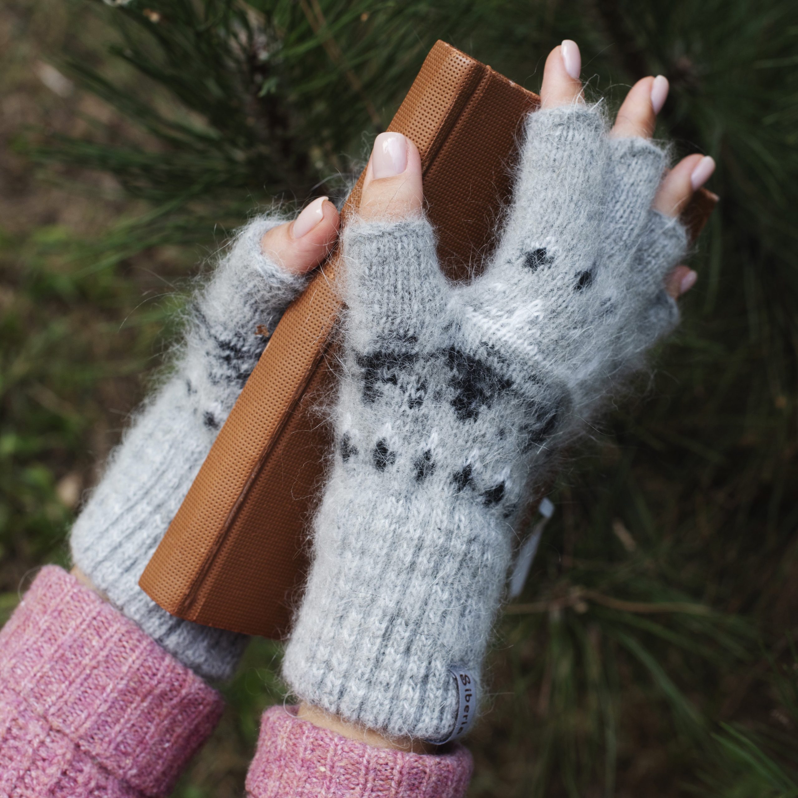 sm-image-703d6ba3455f6120ab4a3b4a Women's Forest Reflection Goat Wool Fingerless Gloves