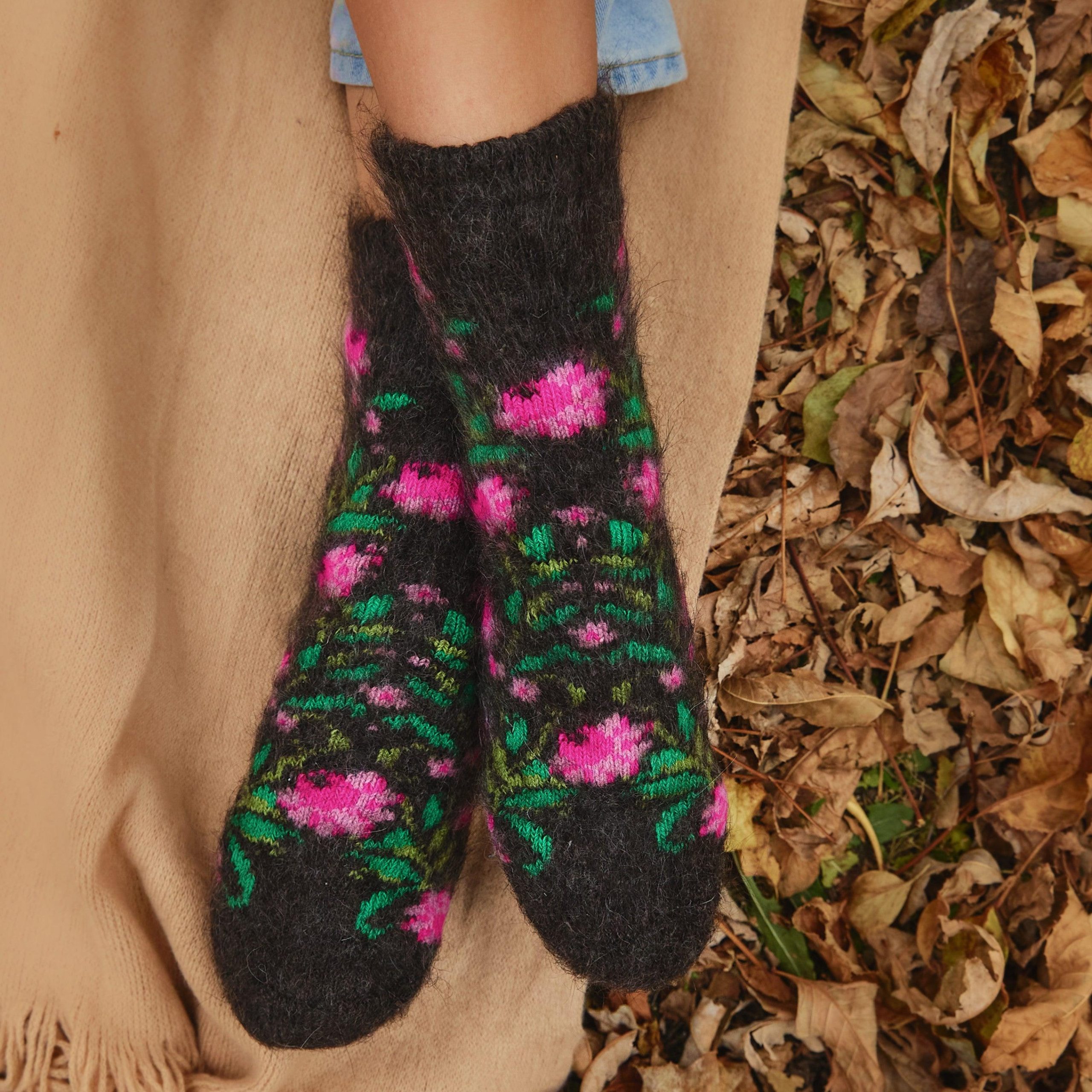 sm-image-d9a5f95081c2ac79f6f3c2d2 Women's Pink Peonies Thick Goat Wool Crew Socks