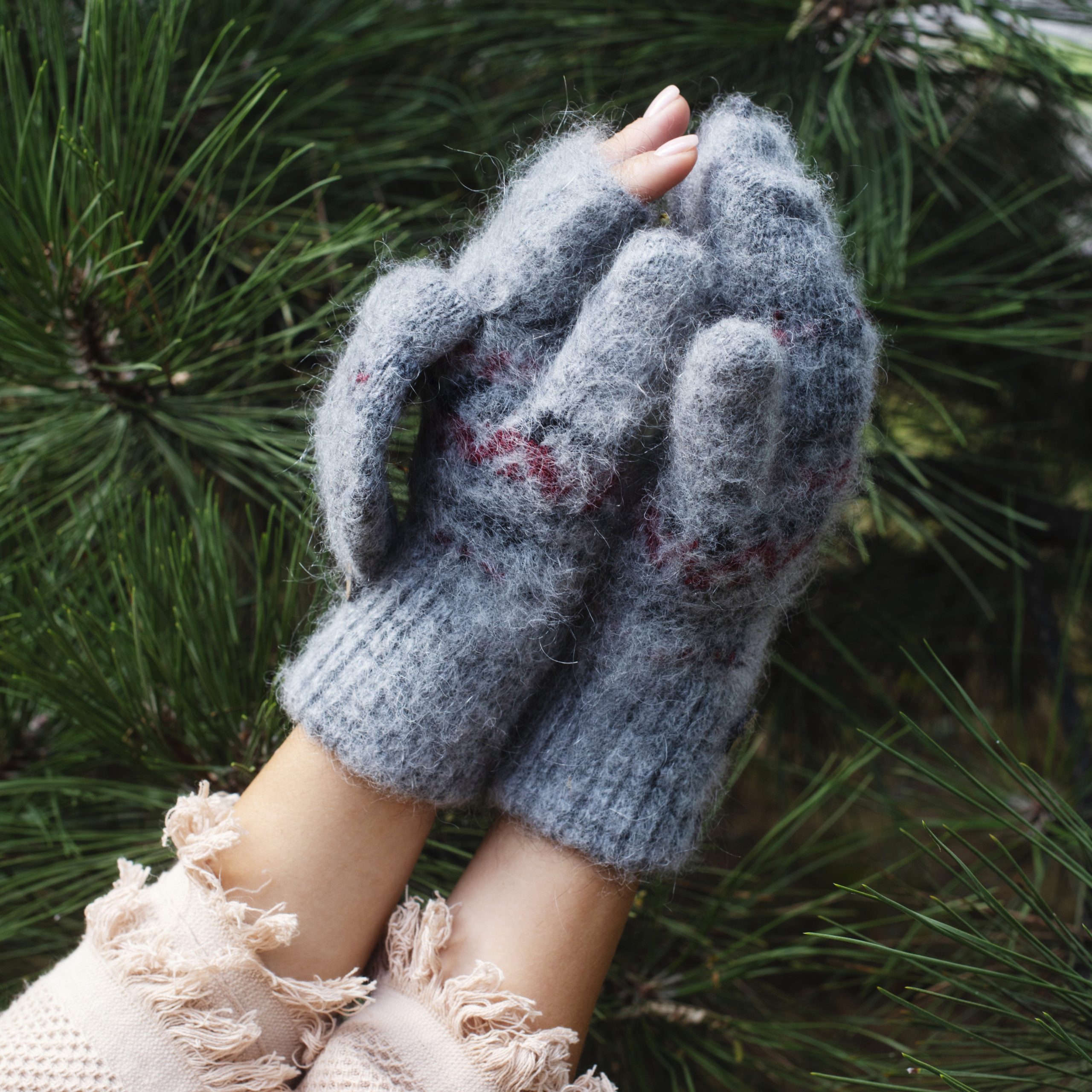 sm-image-dc9e394959b9efffa307b13e Women's Geometric Charm Goat Wool Mitten Gloves